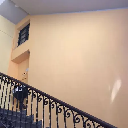 Squisito In Stabile Vecchia Apartment